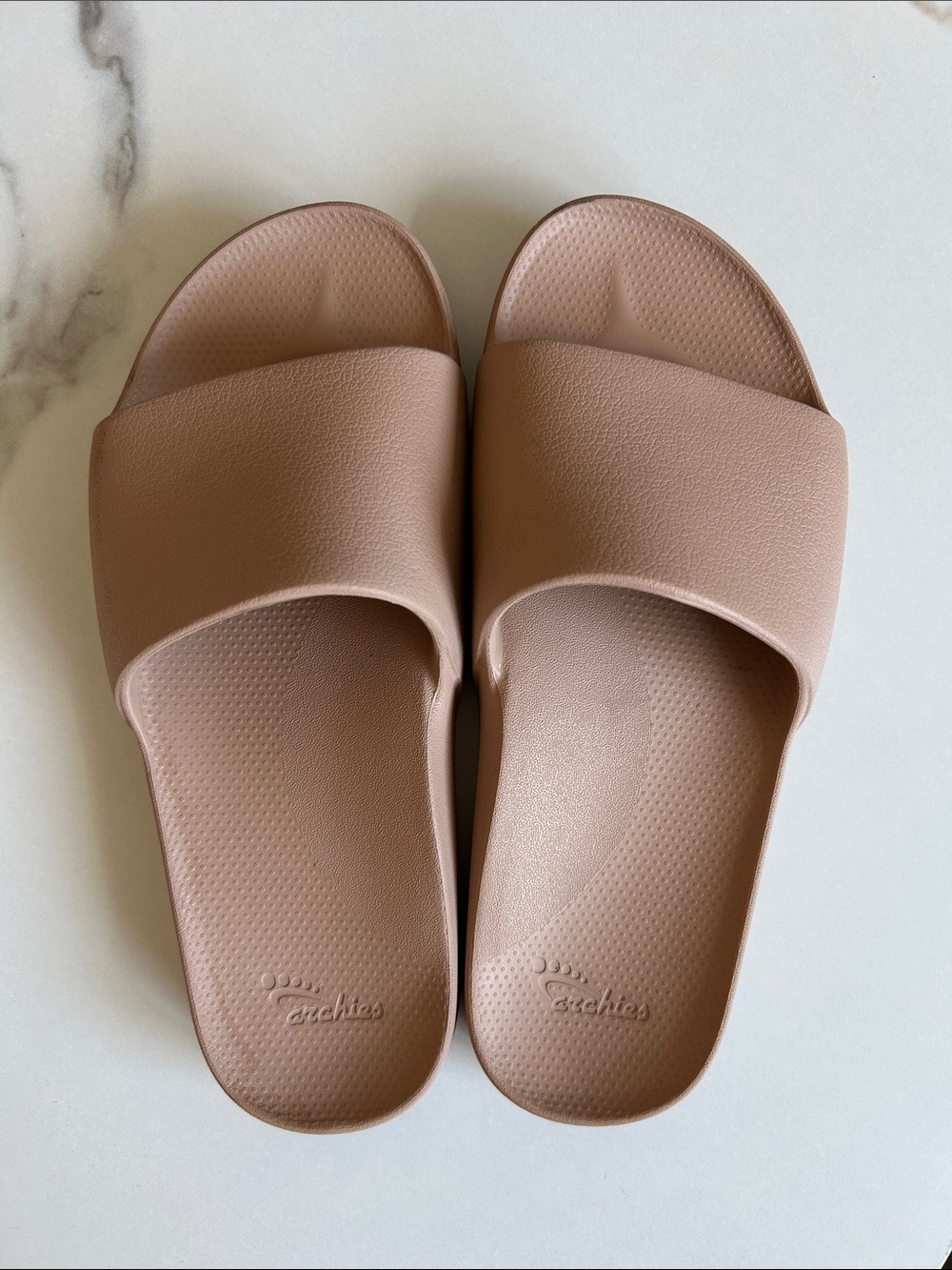 Archie’s Slides Sandals in beige - size 6
